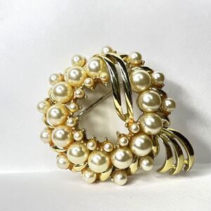 Brooch Pin Ivory Pearl Encrusted Wreath Gold Tone